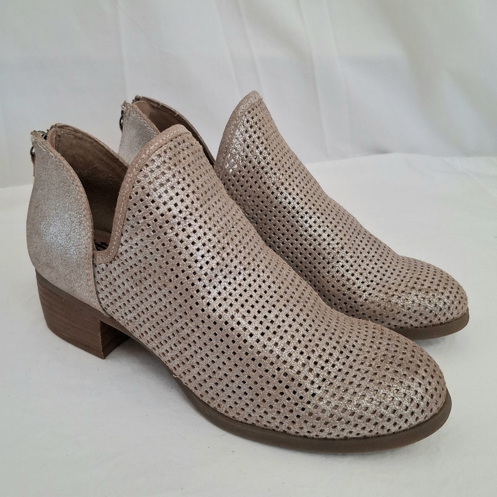 Sofft Women's Canobie Gold Distressed Metallic Preforated Leather Bootie Size 8 - Picture 8 of 8